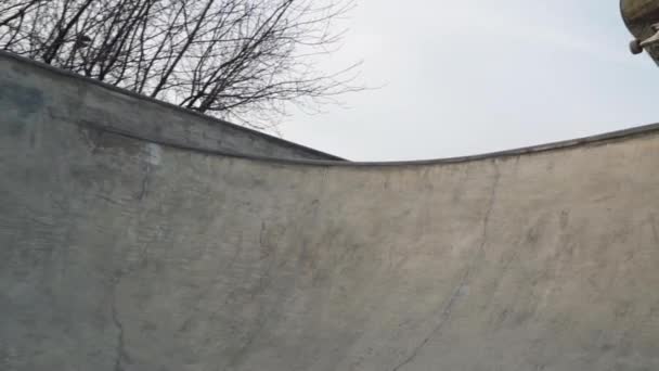 Έφηβος κάνει σκέιτ μπορντ στο υπαίθριο skate park. Στην πισίνα — Αρχείο Βίντεο