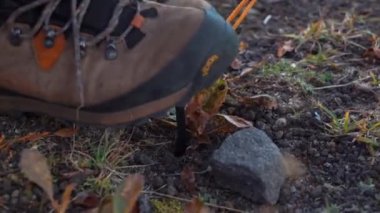 Erkek eller gün batımında dinlenmek için kamp çadırı kurar. Kapat.