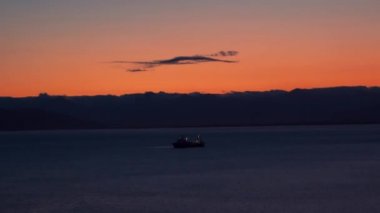 Gemi Varna limanı yakınlarında durgun sularda yüzüyor. Denizin üzerinde güzel bir gün doğumu manzarası..
