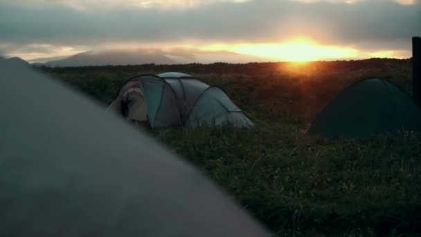 Mooie kamptent bij zonsondergang. Reizen buiten — Stockvideo