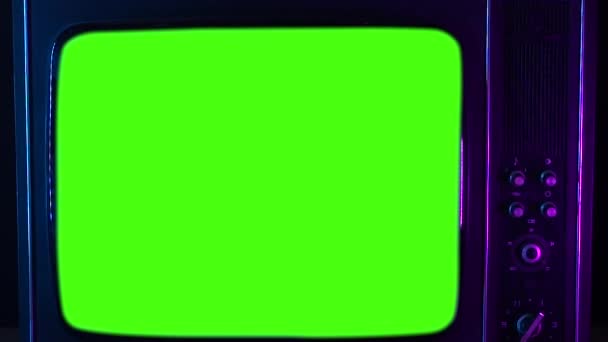 Vintage velho TV Green Screen em luz de néon em backgound preto, zoom em — Vídeo de Stock
