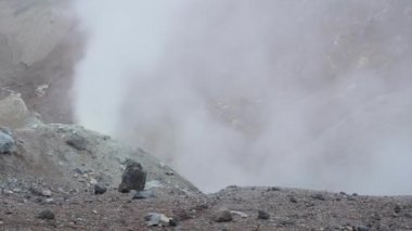 Aktif bir volkanın krateri, duman buharı. Kamçatka.