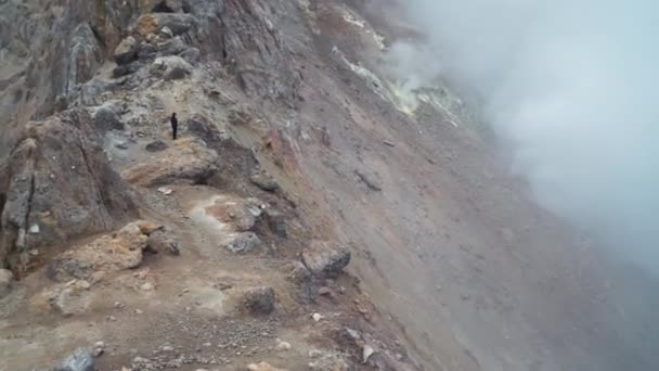 A cratera de um vulcão activo, vapor de fumo. Kamchatka. — Vídeo de Stock