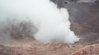 Aktif bir volkanın krateri, duman buharı. Kamçatka.