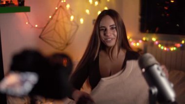 Moda blogcusu internette video çekerken şık alışverişlerden bahsediyor. İçeride. Vlog yazıcı etkileyicisi fasyon hakkında video oluşturur