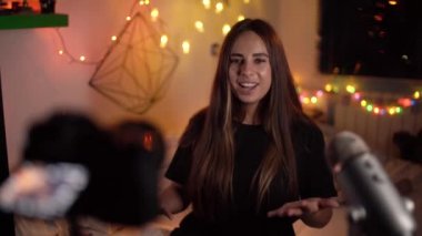 Mutlu genç kadın vlogger konuşuyor kameraya bakarak gülümse yeni blogcu kız medya işini kaydetmekten mutlu ol. Vlog yazıcı etkileyicisi yeni video oluşturuyor