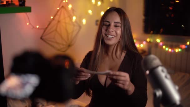 Szczęśliwa młoda kobieta vlogger mówi o higienie osobistej i patrząc na aparat uśmiech szczęśliwy nagrywanie nowego vlog blogger girl broadcast media business. Vlogger influencer tworzenie nowego wideo — Wideo stockowe