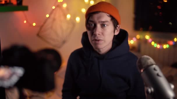 Vlogger befolyásoló létre magyarázó videó. Fiatal blogger hipster narancssárga kalapban felveszi videóját tudatos fogyasztása és utazik — Stock videók