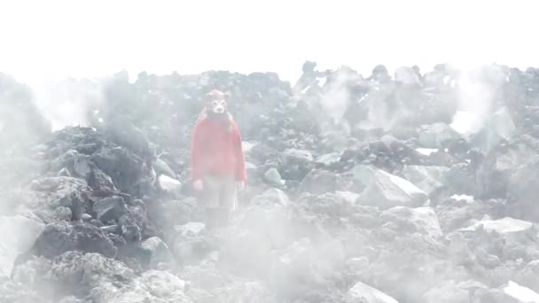 Uma mulher com uma máscara de urso ao lado de um vulcão em erupção. Kamchatka. — Vídeo de Stock