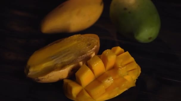 Mango na černé dřevěné desce. — Stock video