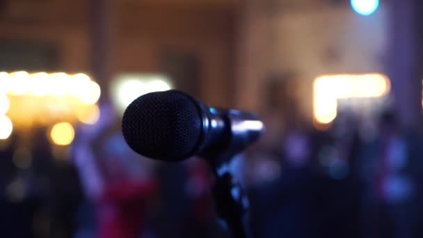 Il microfono sul palco è in piedi sul palco, il microfono ravvicinato sullo sfondo delle persone che ballano — Video Stock