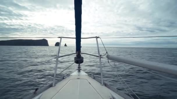 Gemi Pruvadan bulutlu ufuk arka plan görüntüsü üzerinde dalgalar deniz üzerinde yelken — Stok video