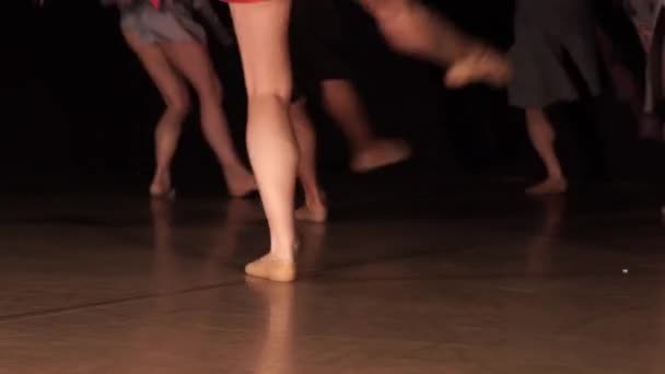 Moskou. Rusland. 2019 juni - 20. Sluiten van balletdanseres als ze oefeningen doet op het donkere podium of in de studio. Vrouwen en mannen voeten in puntschoenen. — Stockvideo