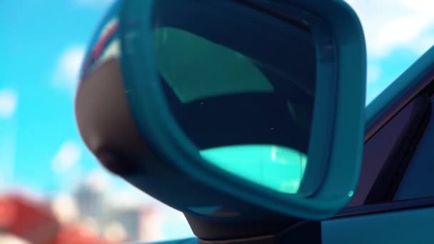 자동차가 가까이 있는 동안 오른쪽 뒤에 보이는 거울에 반사되어 있는 자동차와 푸른 하늘 — 비디오