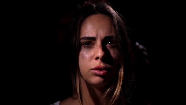 Concept de violence domestique et de problèmes sociaux. mari abusif bat sa femme et la prend par les cheveux sur fond noir 