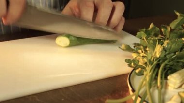 Kesme tahtasında taze yeşili kesiyor..