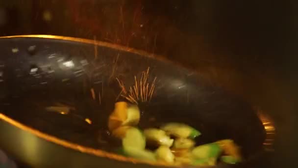 Chef Fritando legumes no fogo jogando-os em uma frigideira — Vídeo de Stock