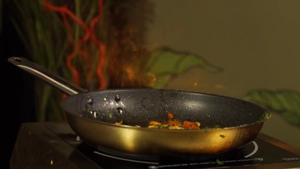 Chef Frying vegetables on fire throwing them in a frying pan — Stock Video