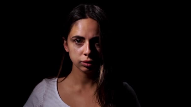 La femme triste et en pleurs souffre de violence domestique dans la famille, regarde tristement la caméra et montre tranquillement, chut. Violence domestique et problèmes sociaux concept — Video