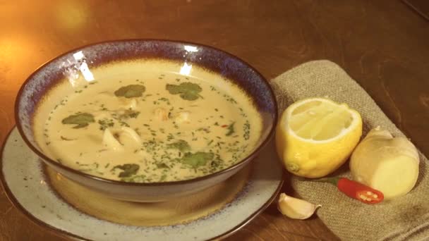 Tom Yum Kung, goong com sopa de leite de coco. Prato tradicional tailandês local — Vídeo de Stock