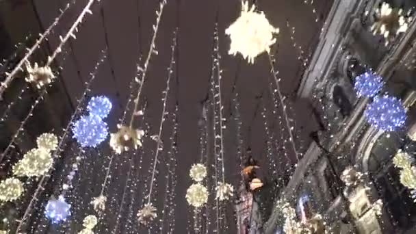 Defocused view of pedestrians walking on beautifully decorated for winter Christmas Holidays street toward the biggest European Christmas tree. Moscow Russia — Stock Video