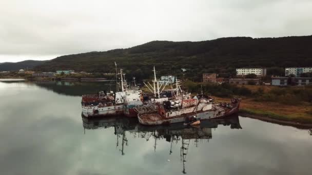 Pohled shora dolů na lodě a lodě v přístavu nebo molu v Petropavlovsku Kamčatskij. Kamčatka — Stock video
