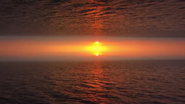Vista aérea sobre el surrealista mundo reflejado al revés, el sol naranja y el mar en el fondo — Vídeos de Stock