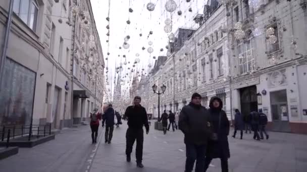 Moskwa. Rosja. 19 grudnia. 2019 rok. Ulica Mykoła w centrum Moskwa na Sylwestra. Ludzie spacerują po noworocznych wakacjach wzdłuż ulicy Nikolskiej w Moskwie. Oświetlenie noworoczne. — Wideo stockowe