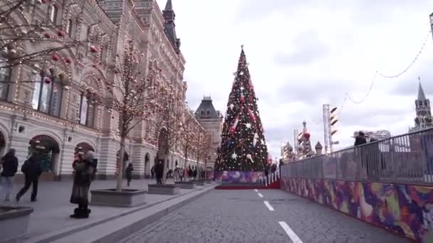 O MOSCOW. RÚSSIA. DEZEMBRO 19. 2019. Bonitas decorações de inverno Red Square Ano Novo, câmera constante disparada ao longo da rua pedestre brilhante no centro de Moscou, árvores com luzes brilhantes e bolas são — Vídeo de Stock