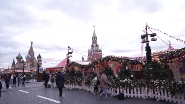 MOSCÚ. RUSIA. 19 de diciembre. 2019. Hermosa Plaza Roja Decoraciones de invierno de Año Nuevo, cámara constante a lo largo de la calle peatonal brillante en el centro de Moscú, árboles con luces brillantes y bolas son — Vídeo de stock