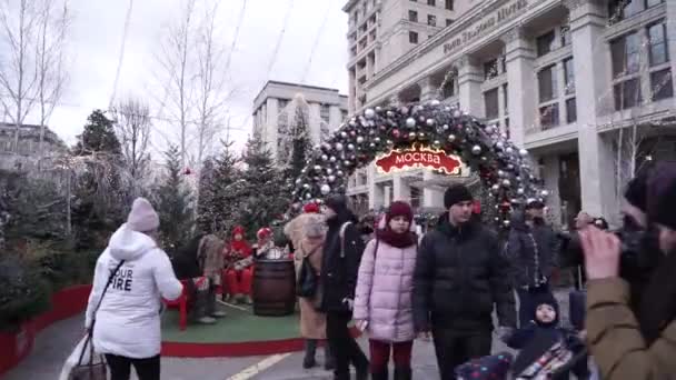 モスクワだロシアだ12月19日2019年。大晦日に赤の広場。モスクワのManezhnaya広場で新年の赤い樹皮 — ストック動画