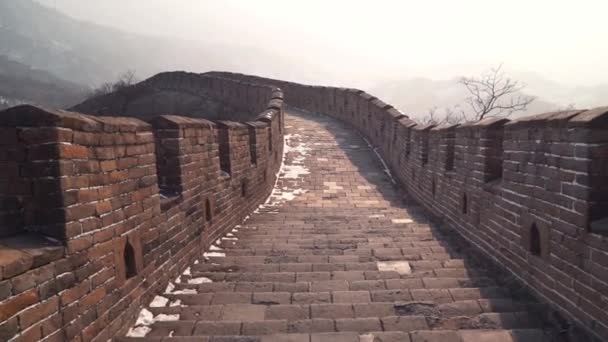 Caminar sobre la Gran Muralla China es el nombre colectivo de una serie de sistemas de fortificación generalmente construidos a través de las fronteras históricas del norte para proteger y consolidar los territorios de los imperios chinos. — Vídeo de stock