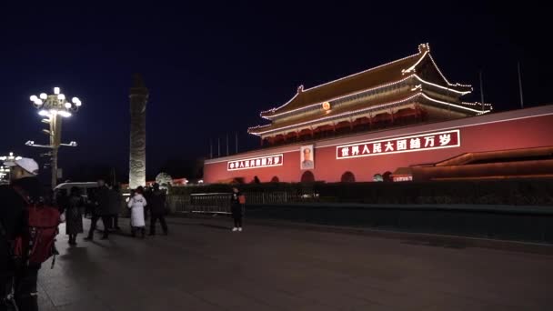 BEIJING, CHINA ENERO 3 2020.Los turistas caminan por la plaza de Tiananmen por la noche. Plaza Tiananmen. Beijing. De China. Países Bajos — Vídeo de stock