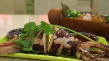 Çin kafesinde bütün kalamarı kızarttım.