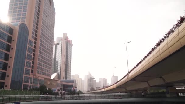 Shanghai, China JANEIRO 3 2020.: Tráfego pesado na encruzilhada da Estrada através do centro da cidade. Arranha-céus as pessoas caminham na ponte — Vídeo de Stock