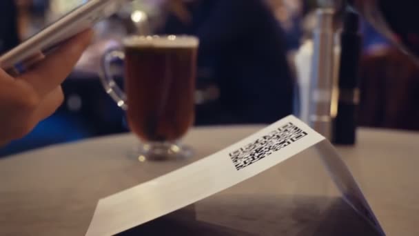 Escanear código QR con teléfono inteligente. El hombre lee el código de barras utilizando la aplicación en el teléfono inteligente en el restaurante — Vídeos de Stock