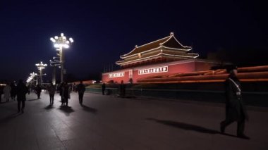 Pekin, Çin 3 Ocak 2020. Turistler akşamları Tiananmen Meydanı 'nda yürürler. Tiananmen Meydanı. Pekin 'de. Çin. Asya