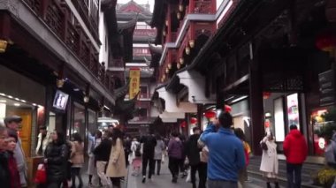 Şangay, Çin - Ocak 02, 2020: Çin Yeni Yılı Fener Festivali, renkli fenerler ve Yuyuan Bahçesi 'nde yürüyen kalabalık insanlar.
