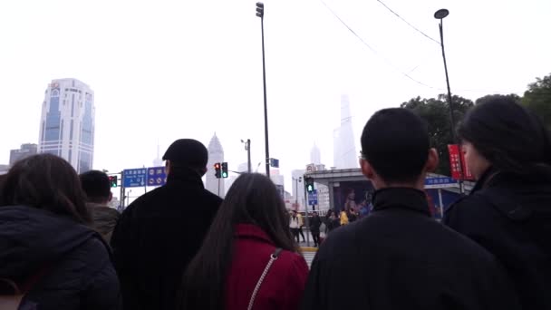 Shanghai, China 3. Januar 2020.: Typische überfüllte Straße in Shanghai mit Menschen auf einem Fußgängerüberweg — Stockvideo