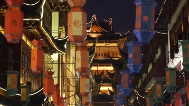 Decoración de la calle Linternas chinas en el casco antiguo Shanghai. Año nuevo chino — Vídeo de stock