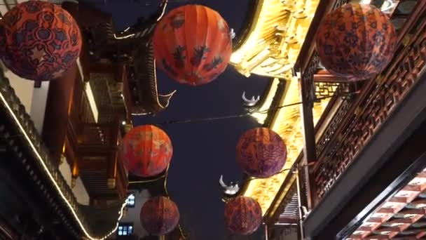 Decorazione stradale Lanterne cinesi nel centro storico Shanghai. Capodanno cinese — Video Stock