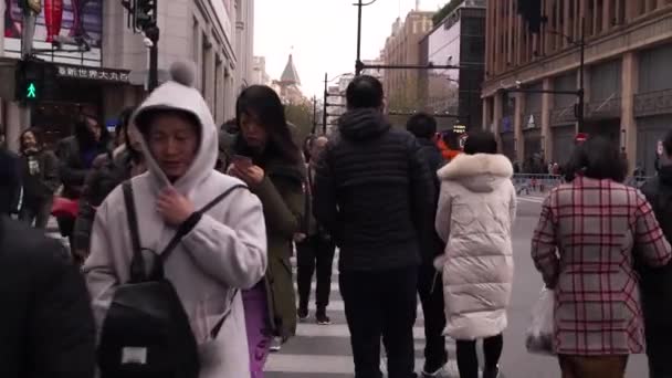 Shanghai, China ENERO 3 2020.: Típica calle llena de gente en Shanghai en un paso de peatones — Vídeos de Stock