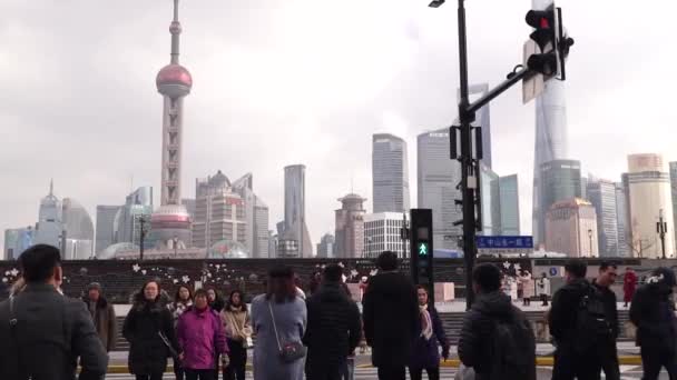 Shanghai, Κίνα Ιανουάριος 3 2020.: Τυπικά πολυσύχναστο δρόμο στη Σαγκάη με τους ανθρώπους σε μια διασταύρωση κοντά στο ανάχωμα Waitan — Αρχείο Βίντεο