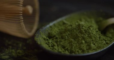 Matcha çayını kapat. Siyah ahşap masada rotasyon 360. Kibrit Organik Yeşil Çay. Matcha Çay Töreni