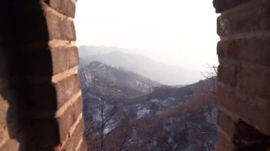 Dünyanın en uzun duvarı kışın Çin 'in dağları boyunca binlerce mil yükseliyor.