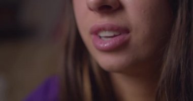 Kafede geleneksel mozzarella pizzası yiyen genç bir kadın.