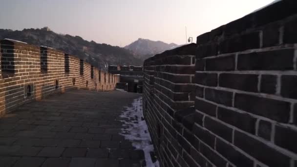 Caminar sobre la Gran Muralla China es el nombre colectivo de una serie de sistemas de fortificación generalmente construidos a través de las fronteras históricas del norte para proteger y consolidar los territorios de los imperios chinos. — Vídeo de stock