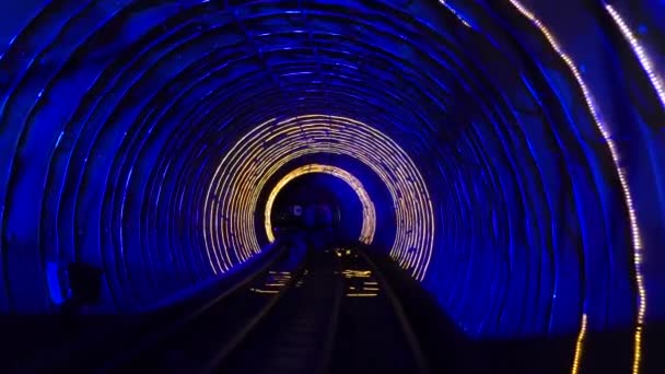 Пасажирські поїзди в тунелі Бунд-Слейс. Потяг метро в місті. Тунель вогнів під річкою Хуанпу є однією з п "яти головних туристичних пам" яток Шанхаї. — стокове відео