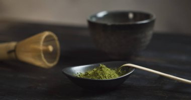 Organik Yeşil Kibrit Çayı töreni. Kibrit tozu. Matcha ile yemek pişirme, tarif