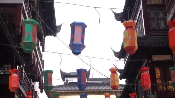Gatudekoration kinesiska lyktor i Gamla stan - Shanghai. Kinesiska nytt år — Stockvideo